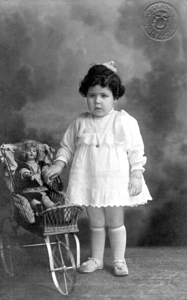 Niña con muñeca