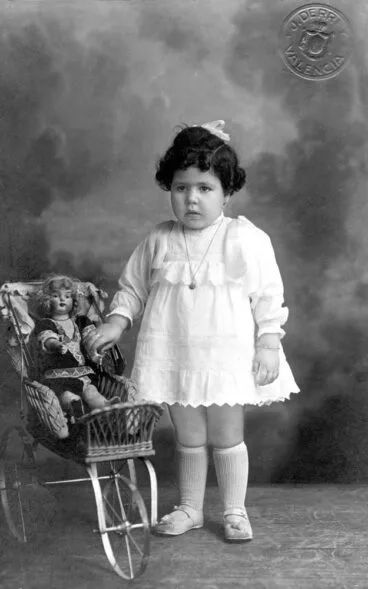 Niña con muñeca