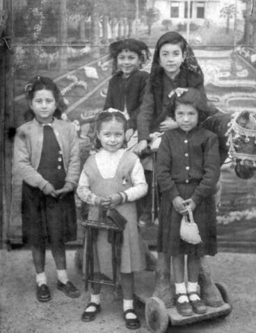 Niñas con juguetes de la época