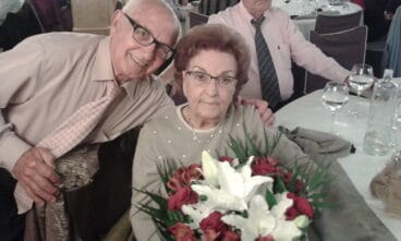Joaquina Cardona con su ramo de flores