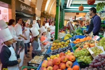 Los chefs escogiendo los productos