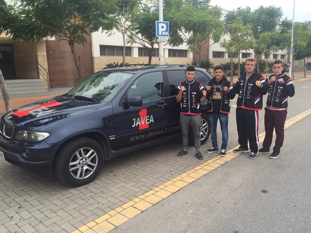Los luchadores junto al coche en el que partirán a Torre Pacheco