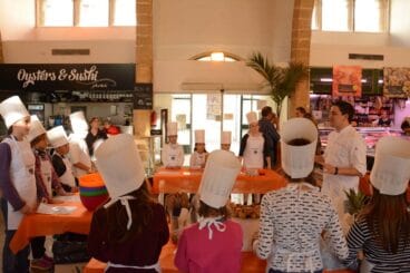 Los niños atendiendo las explicaciones de Alberto Ferruz