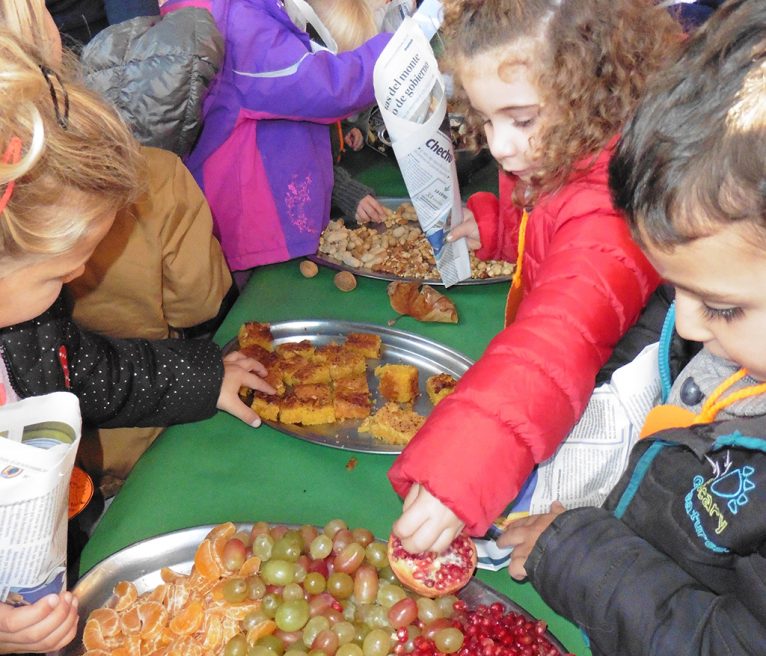 Niños comiendo frutos de otoño
