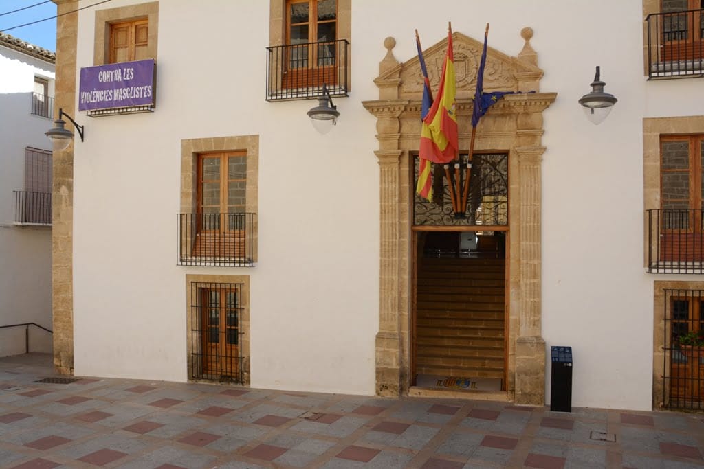 Pancarta contra la violencia de género en el ayuntamiento de Xàbia
