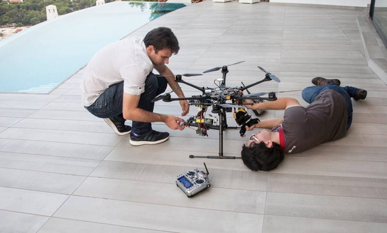 Pilotos preparando el dron