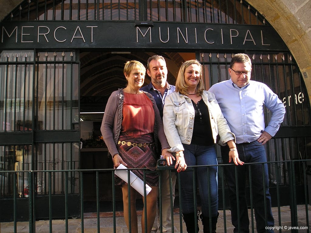 Caballero, Jover, Bisquert y Morollo en la puerta del Mercat