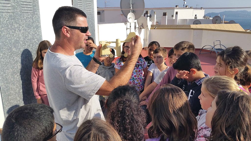 Toni Bolufer con los niños