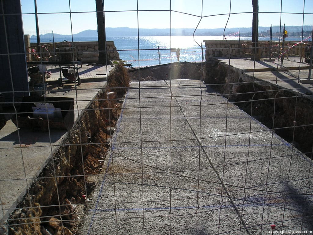 Tubería en la playa de la Grava