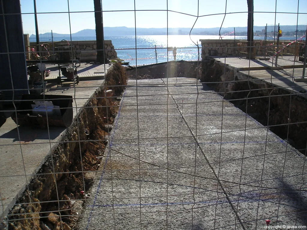 Tubería en la playa de la Grava