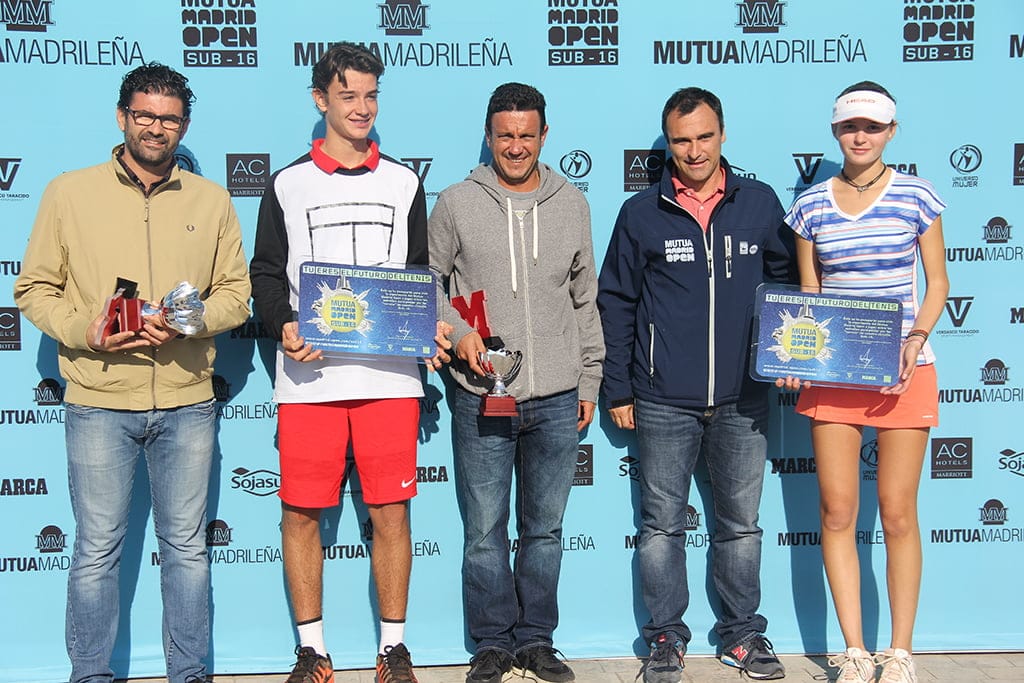 Alberto Berasategui junto a los campeones