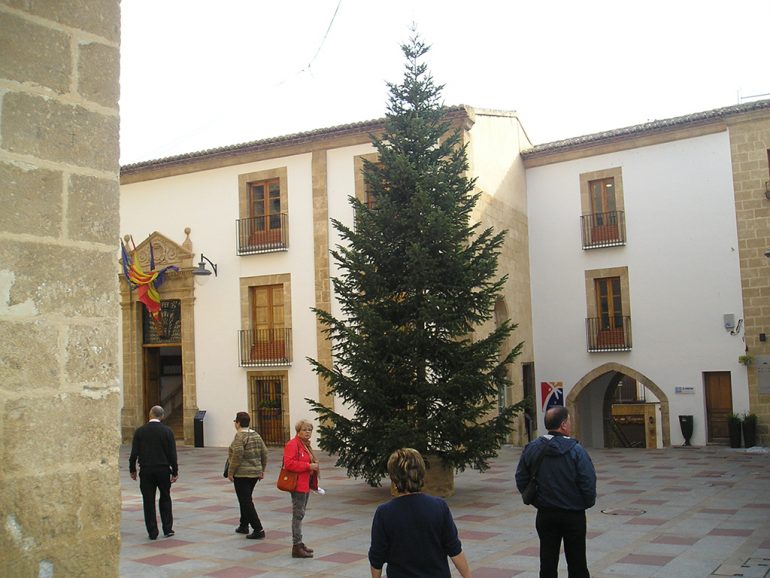 Árbol de navidad frente al ayuntamiento de Xàbia
