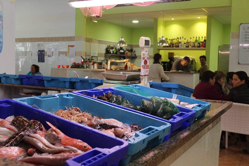 Bar y pescadería en el mercat de Benitatxell