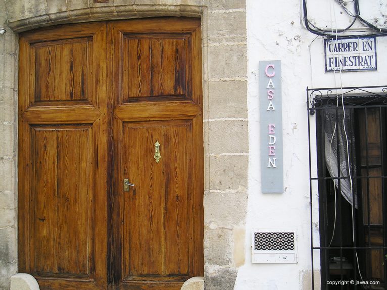 Puerta de acceso a Casa Edén en Xàbia