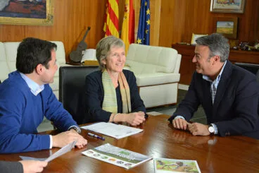 Chulvi con los responsables de Humana
