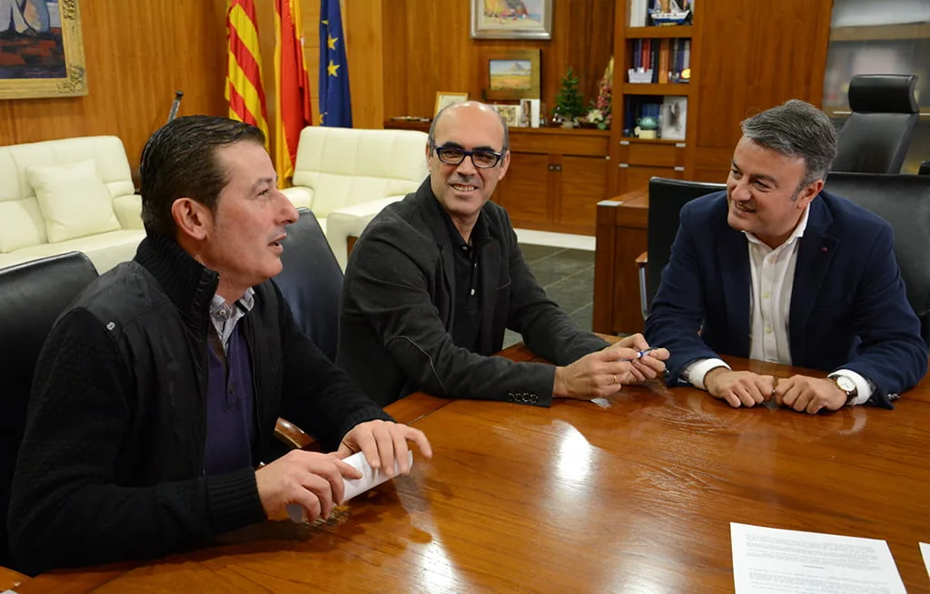 Chulvi fimando el convenio con la Asociación de Restauradores de Xàbia