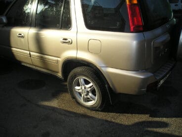 Coche neumático pinchado