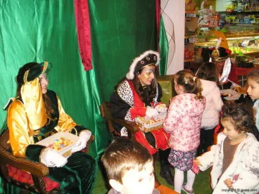 Paje del Rey Baltasar atendieno a los niños