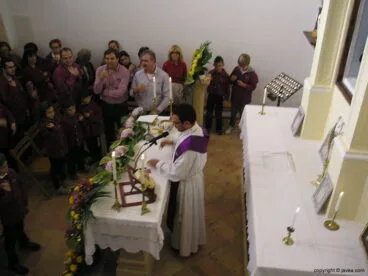 El cura Marlon Palacios oficiando la misa