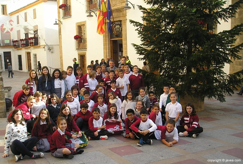 Imagen: Escolares del María Inmaculada con el alcalde