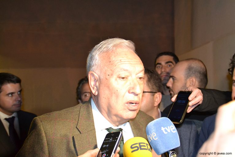 García-Margallo atendiendo a la prensa