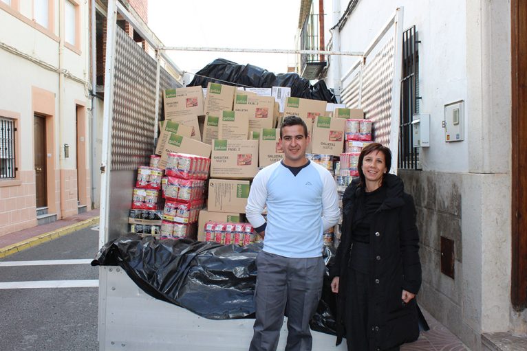 Jacinta Pastor junto al camión de comida para Càritas