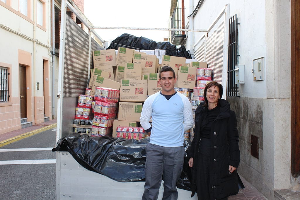 Jacinta Pastor junto al camión de comida para Càritas