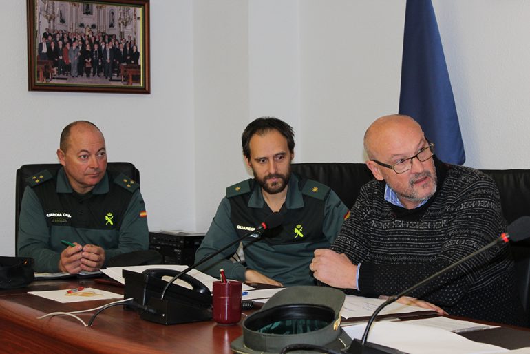 Josep Femenía con miembros de la Guardia Civil