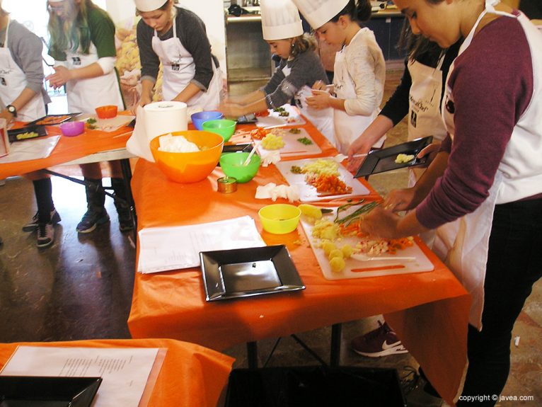 Niños del Mercatchef elaborando una ensaladilla rusa de colores