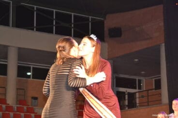 Lucía Catala felicitando a Mar Ajenjo