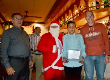 Mateo Del Castillo con su trofeo
