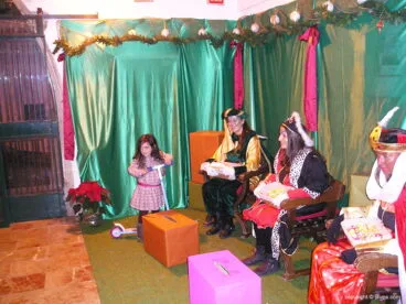 Niña junto a los Pajes Reales