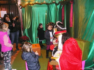 Grupo de niñas junto a los Pajes Reales