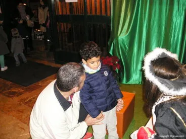 Niño entregando su carta