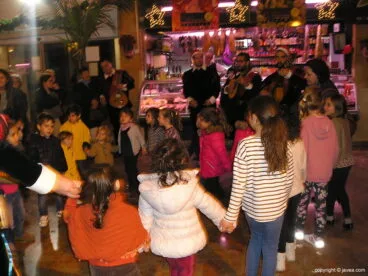 Niños bailando con la tuna