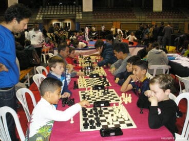 Jóvenes practicando el ajedrez