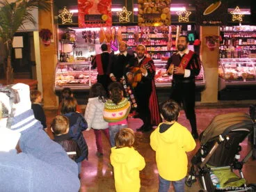 Niños junto a los tunos