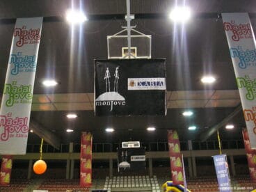 Pancartas colgadas en las canastas