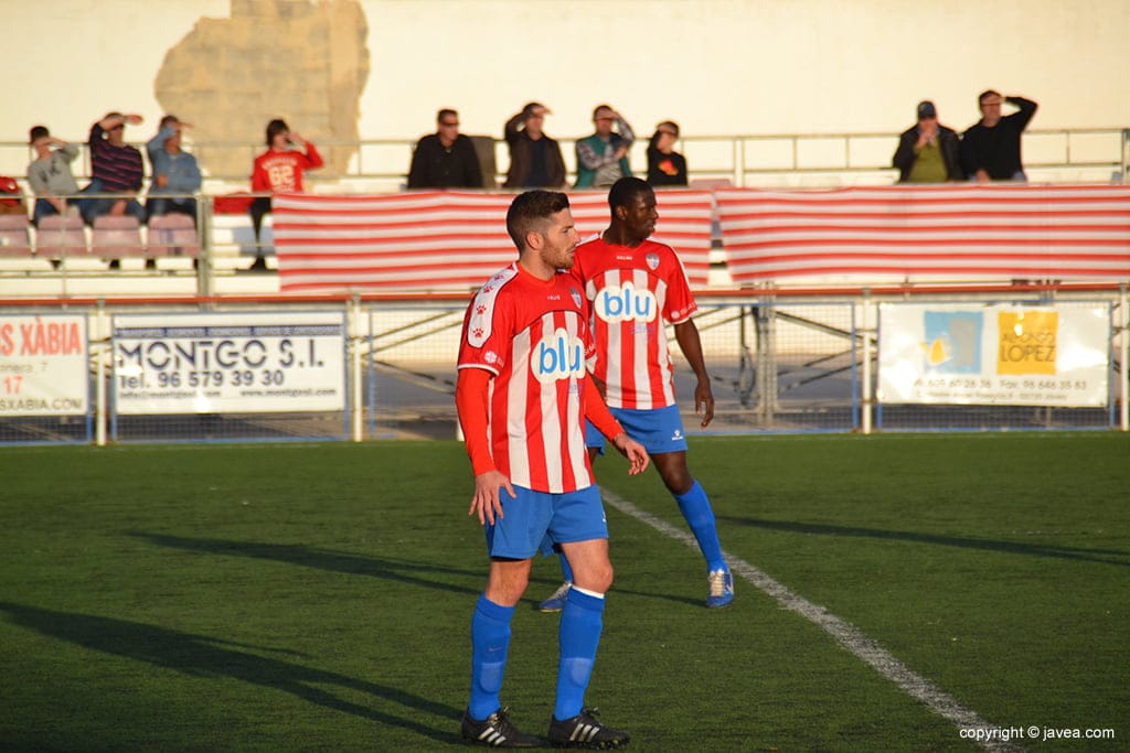 Pau y Hassam durante el partido