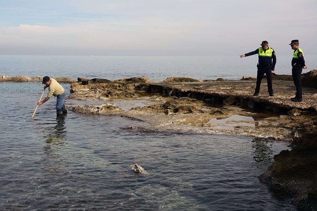 Pescador extrayendo bogamarins