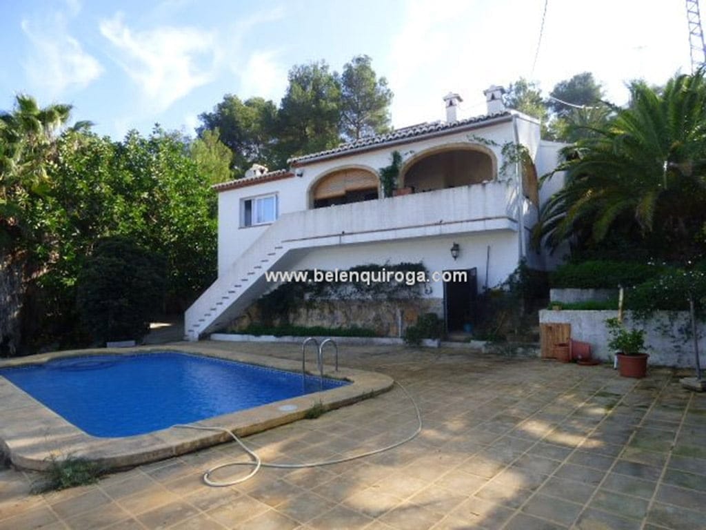 Piscina en parte trasera del chalet, Inmobiliaria Belen Quiroga
