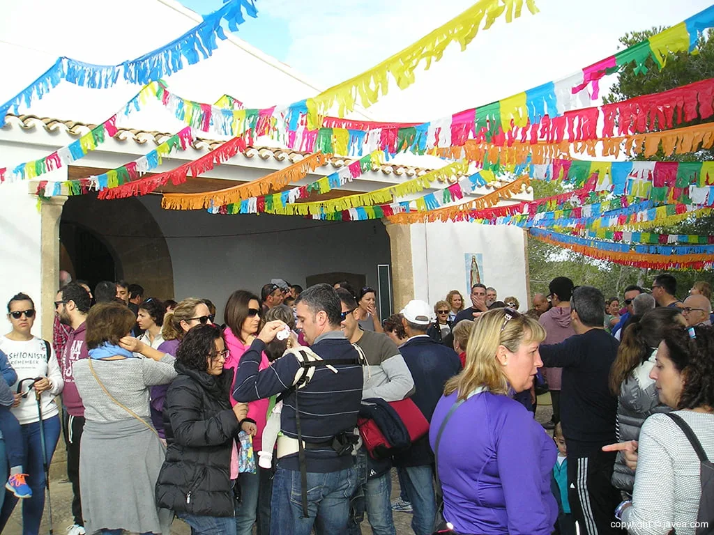 Romeros en la puerta de la ermita de Santa Llúcia