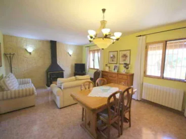 Salón comedor con chimenea Atina Inmobiliaria
