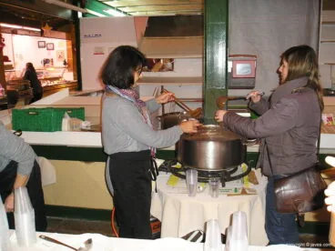 Vendedoras del Mercat sirviendo el chocolate