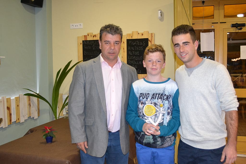 Toni Colomer con los campeones de Pádel
