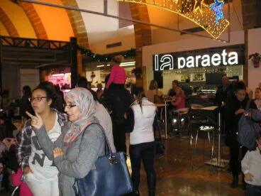Gente en el Mercat Municipal de Xàbia