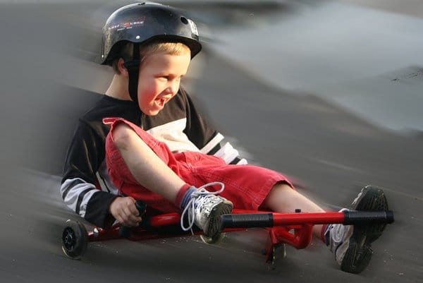 niño sobre un patinete ezy roller