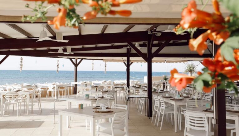 Terraza frente al mar en Noguera Mar Hotel