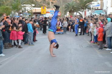 Acróbata haciendo el pino