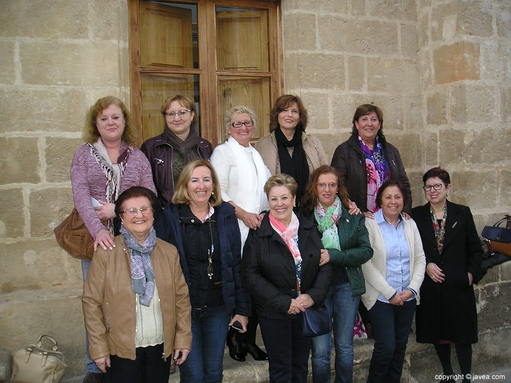 Amas de Casa de Xàbia antes de entrar en la asamblea